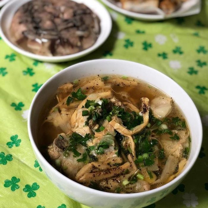 Những món ăn bình dị, dân giã đều trở thành hồi ức đẹp đẽ của nhiều người khi nghĩ về Tết quê hương. "Chỉ cần ngửi thấy mùi thơm từ chảo ném rán hay nồi măng hầm xương đang sôi sùng sục trên bếp là thấy Tết về rồi", Duyên Hải (24 tuổi, quê Quảng Trị) nói. Ảnh: @sosimyum, @choueatgolove.