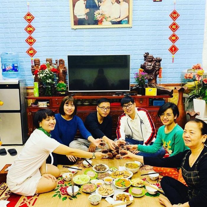 Không phải mâm cao cỗ đầy, với những bậc phụ huynh ở nhà hay những đứa con sống xa quê, ý nghĩa lớn nhất của bữa cơm gia đình ngày Tết là trở về, quây quần bên những người thân yêu. Ảnh: @hangpig1983.