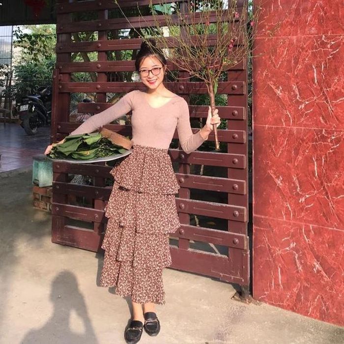  Trước khi nổi tiếng với danh xưng bạn gái cầu thủ Phan Văn Đức, Nhật Linh đã được nhiều dân mạng biết tới với biệt danh "hot girl mầm non". Tháng 6/2019, hình ảnh trong đợt thực tập của 9X tại trường mầm non ở huyện Diễn Châu, Nghệ An được chia sẻ lên diễn đàn và nhận nhiều lời khen ngợi vì ngoại hình xinh xắn, nụ cười tươi. 