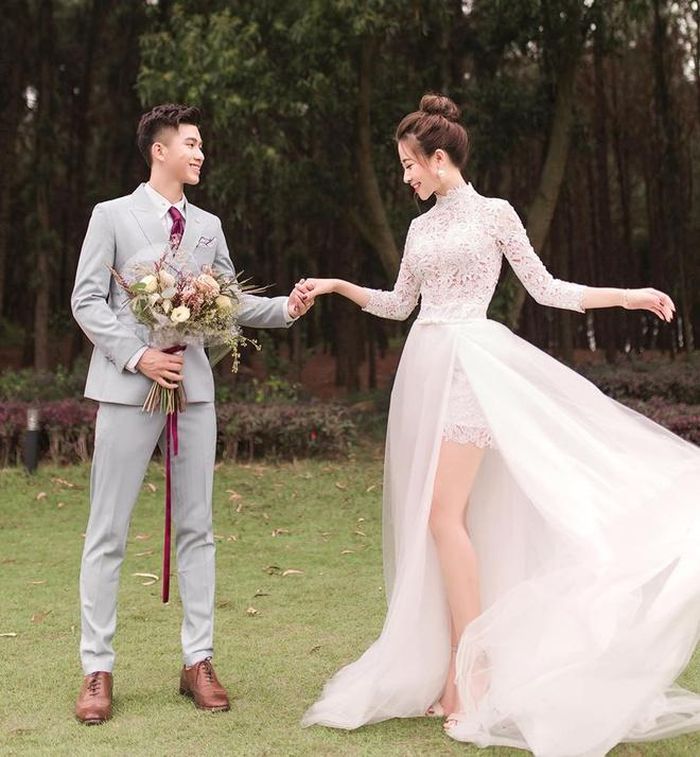 Ngày 29/1, Nhật Linh đăng bức hình xinh xắn trong trang phục cưới, hạnh phúc bên chồng tương lai. Trên trang cá nhân, Văn Đức tag tên Nhật Linh để cùng gửi lời cảm ơn khi được HLV Park Hang-seo chúc mừng.