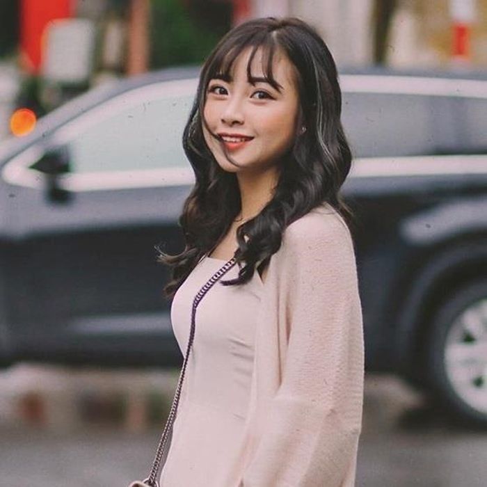 Cô nàng sinh năm 1998 từng chia sẻ cô yêu quý sự đáng yêu, tinh nghịch của trẻ nhỏ và được gia đình hết lòng ủng hộ khi lựa chọn ngành này. Cô mong muốn mình có thể phấn đấu trở thành hình tượng "cô giáo như mẹ hiền". 