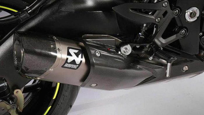  Suzuki Katana Icon Motorsports đi kèm với hệ thống ống xả Full-system từ hãng độ nổi tiếng Akrapovic. Suzuki cho biết bộ ống xả mới này giúp tăng thêm 2 mã lực và 2 Nm, đồng thời giúp giảm khối lượng của xe thêm 1 kg. 