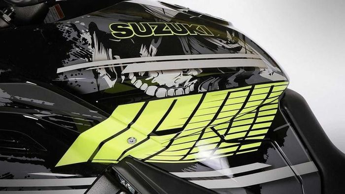  Phần bình xăng của Katana Icon Motorsports nhìn khá hầm hố với các chi tiết trang trí như đầu lâu, dòng chữ "ICON" màu xanh dạ quang... 
