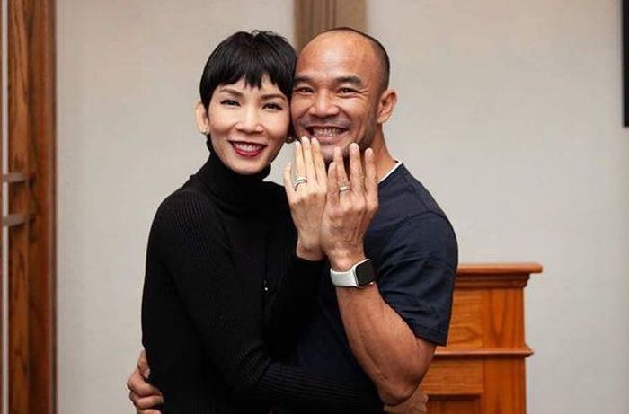  Xuân Lan và chồng khoe nhẫn cưới sau khi đăng ký kết hôn. Trước khi tới Mỹ hoàn tất các thủ tục pháp lý, họ đã có đám cưới lãng mạn ở Đà Nẵng vào ngày 1/1. Hôn lễ được tổ chức ở bãi biển, theo phòng cách phương Tây. 