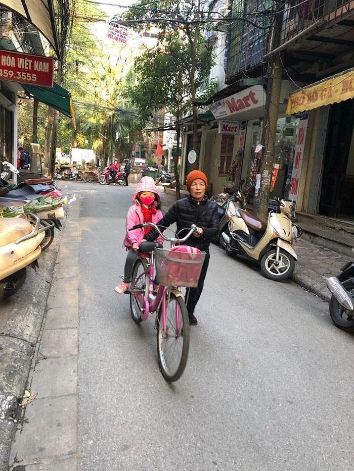 Bà đưa cháu đến trường Mầm non Tuổi hoa (Láng Hạ, quận Đống Đa). Ảnh: Nhật Nguyên