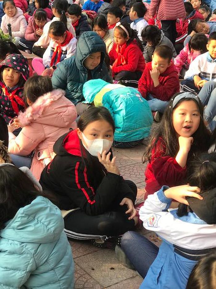 Dù đang tham gia sinh hoạt ngoài trời với các bạn nhưng học sinh này không quên đeo khẩu trang do gia đình đã chuẩn bị trước đó. Ảnh: Bảo Trọng 