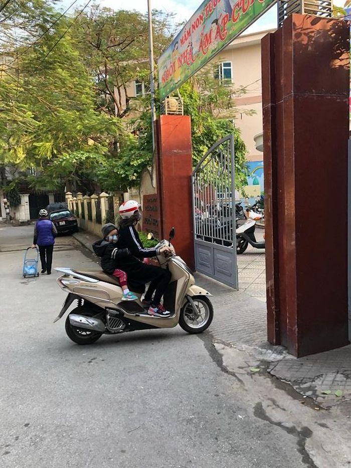 Theo quan sát của phóng viên tại trường Mầm non Tuổi hoa, hầu như bé nào đến trường cũng được phụ huynh đeo khẩu trang cẩn thận. Ảnh: Nhật Nguyên