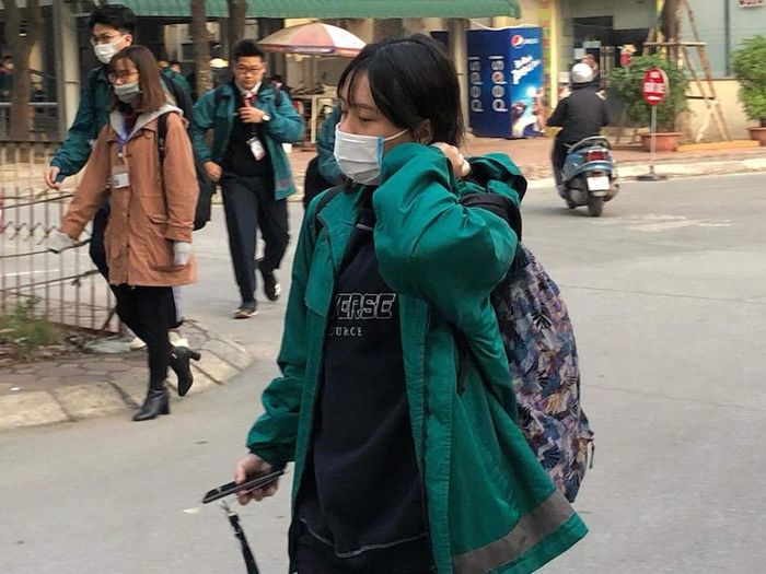 Tại trường THCS,THPT Nguyễn Tất Thành (quận Cầu Giấy), nhiều học sinh đeo khẩu trang khi vào cổng trường. Ảnh: Nhật Nguyên