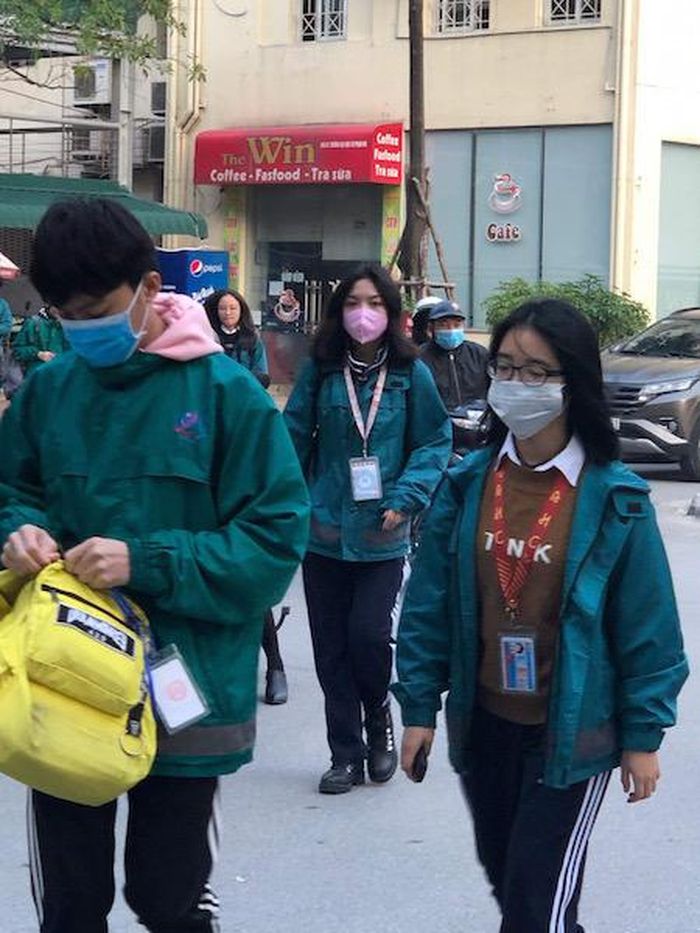 Một số phụ huynh cho biết, lo sợ dịch bệnh lây lan trong trường học và nơi công cộng, gia đình đã trang bị khẩu trang cho con, hễ ra khỏi nhà là đeo khẩu trang cho thêm phần yên tâm. Ảnh: Nhật Nguyên