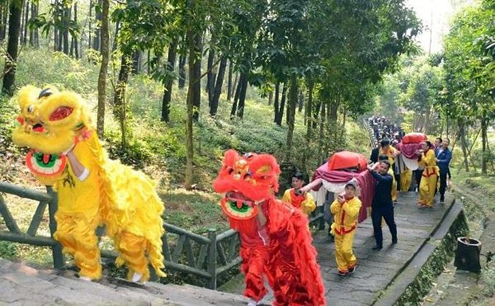 Dâng bánh chưng tri ân thân mẫu Bác Hồ. Ảnh TC