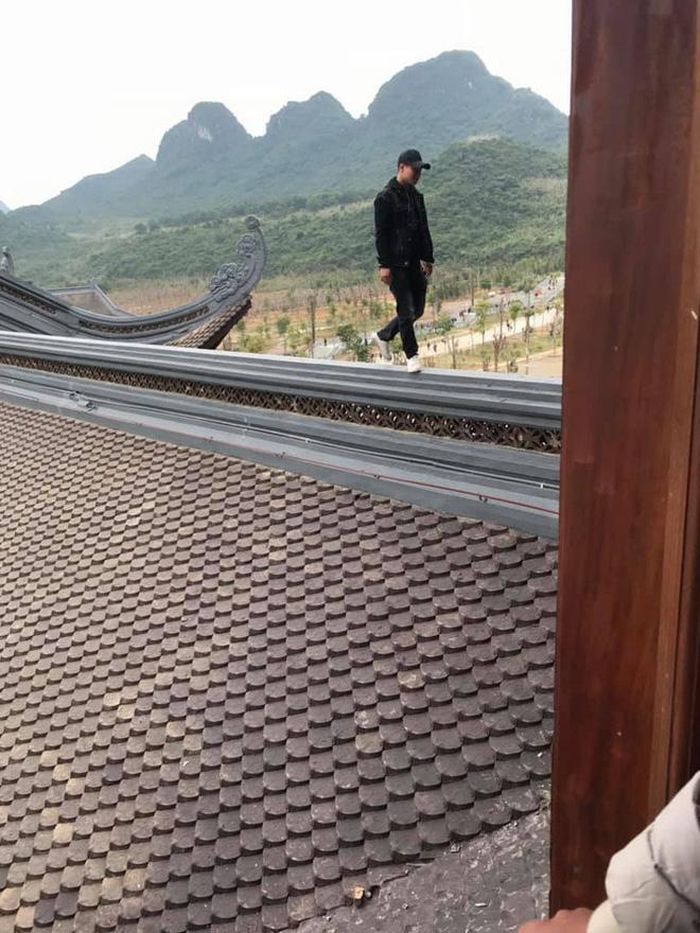 Nam thanh niên thản nhiên đi bộ trên mái chùa. Ảnh: Internet