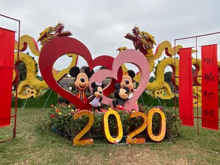  Hình ảnh chuột Mickey tại khu vui chơi ngoài trời.