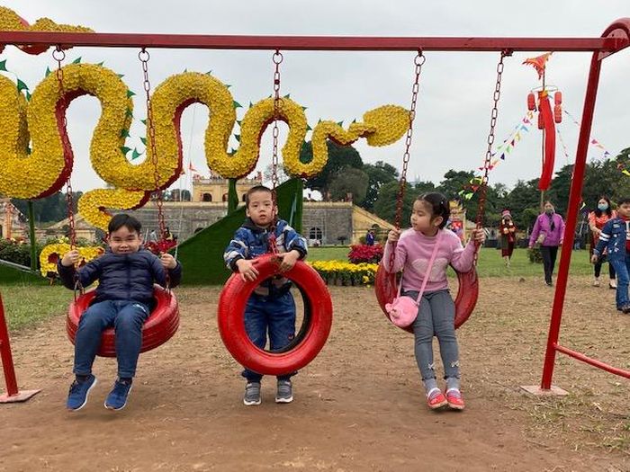  Các em được trải nghiệm trò chơi tại di sản Hoàng thành Thăng Long.