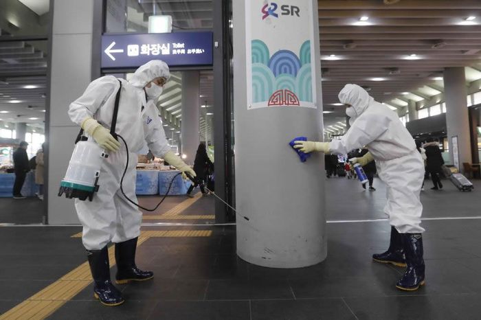Lực lượng y tế khử trùng nhà ga ở Seoul, Hàn Quốc. Ảnh: Reuters