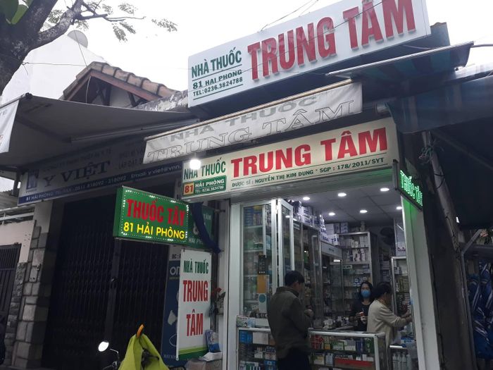 Người dân đến nhà thuốc Kim Dung mua khẩu trang đông hơn, nhân viên liên tục lấy hàng ở nhiều nơi khác để đáp ứng nhu cầu cho khách hàng