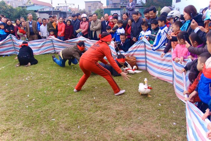  Một thanh niên đã nhanh tay bắt được con vịt sau nhiều nỗ lực cố gắng.