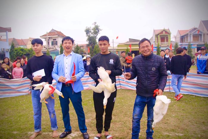 Kết thúc cuộc thi, những người bắt được vịt trong thời gian nhanh nhắt ngoài được tặng luôn chiến lợi phẩm thì còn được lì xì lấy may mắn đầu năm mới.