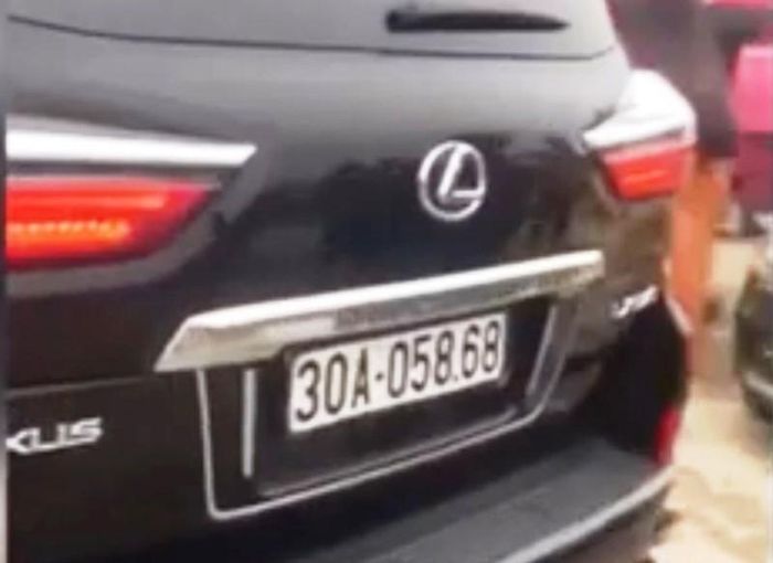 Phía sau xe mang biển kiểm soát trắng 30A-058.68 (ảnh cắt từ video)