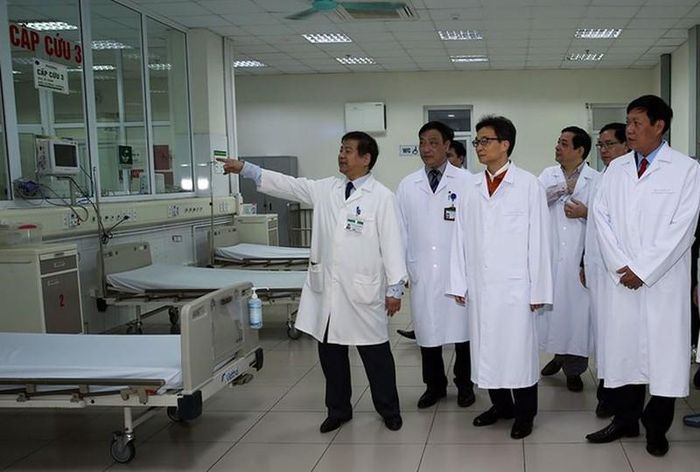 Phó Thủ tướng Vũ Đức Đam kiểm tra công tác phòng dịch tại BV bệnh Nhiệt đới T.Ư