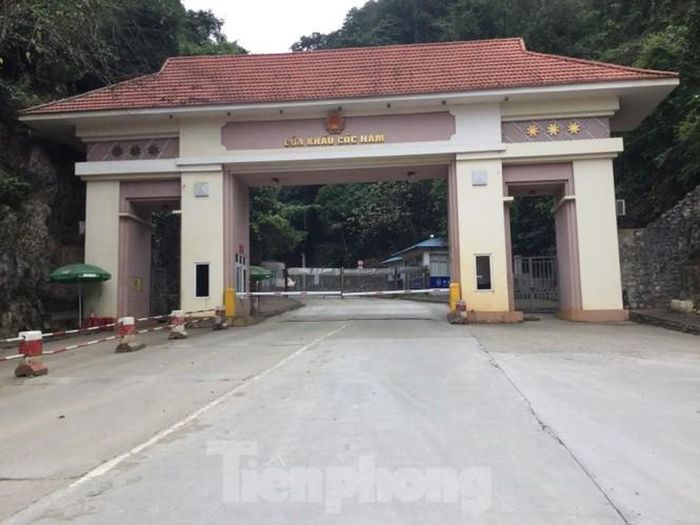 Cửa khẩu Cốc Nam vắng vẻ, phía Trung Quốc đóng cửa khẩu, không xuất nhập khẩu hàng hóa (ảnh chụp chiều 30/1) .Ảnh: Duy Chiến
