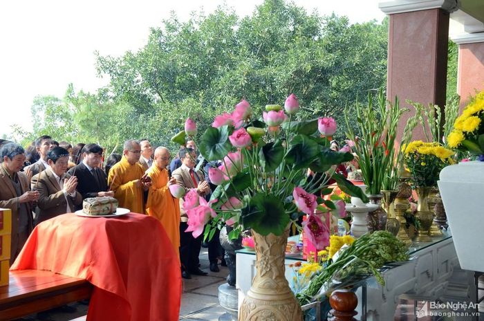 Lễ dâng bánh chưng có ý nghĩa nhân văn cao đẹp, thể hiện đạo lý uống nước nhớ nguồn. Ảnh: Thành Chung