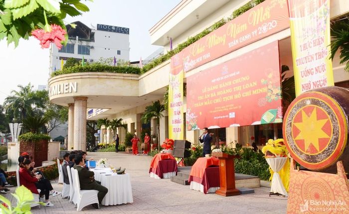 Chương trình buổi lễ được chia làm 5 phần, có sự tham gia đông đảo các đại biểu và du khách. Ảnh: Thành Chung