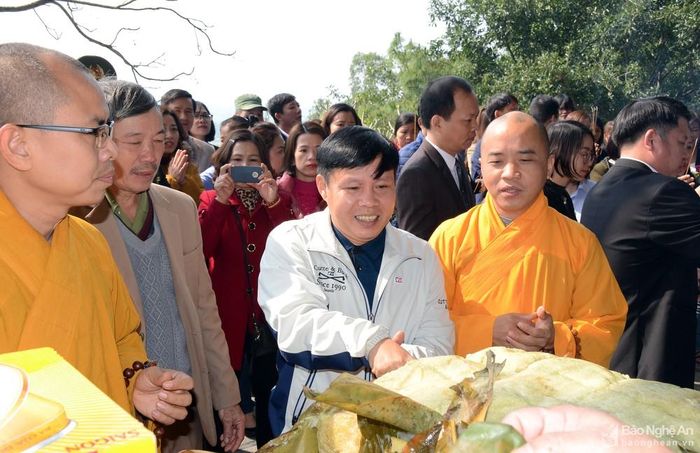 Lễ vật năm nay gồm 2 chiếc bánh chưng. Ảnh: Thành Chung