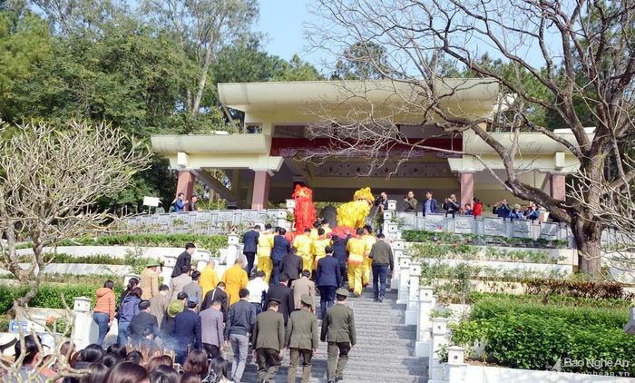 Đây là năm thứ 8 liên tục, Lễ dâng bánh chưng tri ân được tổ chức. Ảnh: Thành Chung
