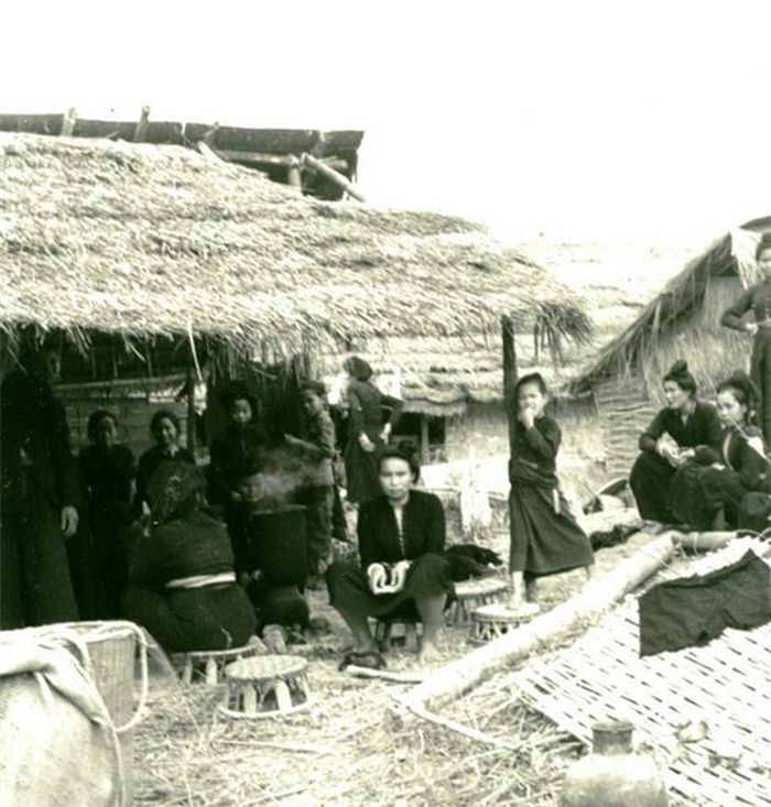  Vào thời gian này (3/1954), những người dân tộc Thái chuẩn bị rời khỏi Điện Biên Phủ để tránh chiến sự giữa Việt Minh và quân Pháp.