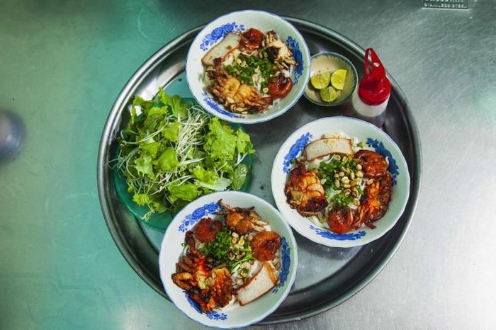 Những tô mì ghẹ với nhiều màu sắc bắt mắt của gia vị là bí quyết làm nên độ ngon của thương hiệu mì quảng ghẹ. Ảnh: Võ Việt
