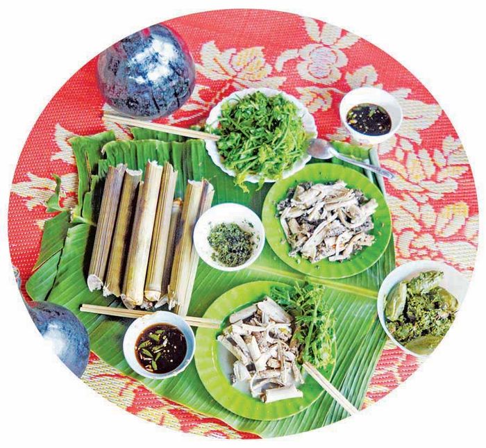 Món đọt mây rừng sẽ ngon hơn khi ăn kèm cơm lam. Ảnh: Đ.Y 