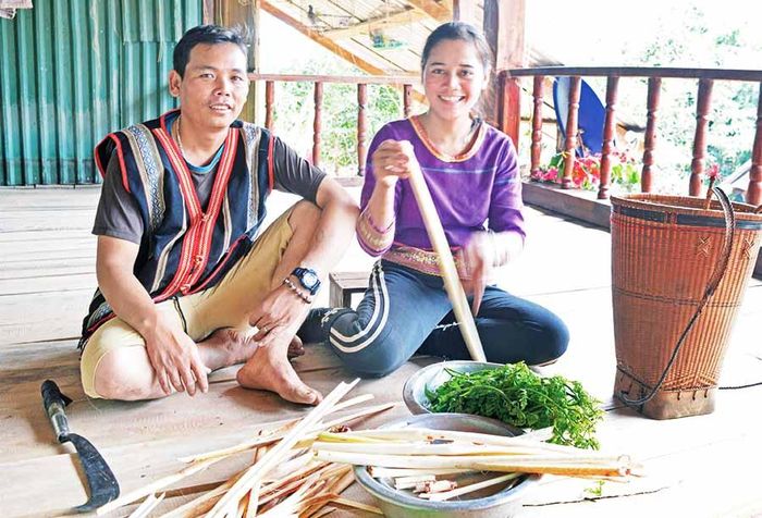 Vợ chồng anh Yung sơ chế đọt mây rừng để chuẩn bị chế biến. Ảnh: Đ.Y