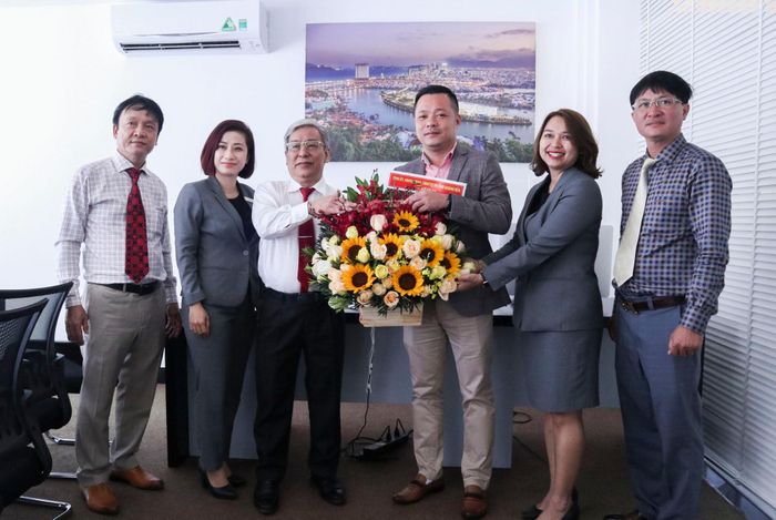 Ông Lê Xuân Thân tặng hoa chúc mừng năm mới Khu du lịch Champa Island Nha Trang.