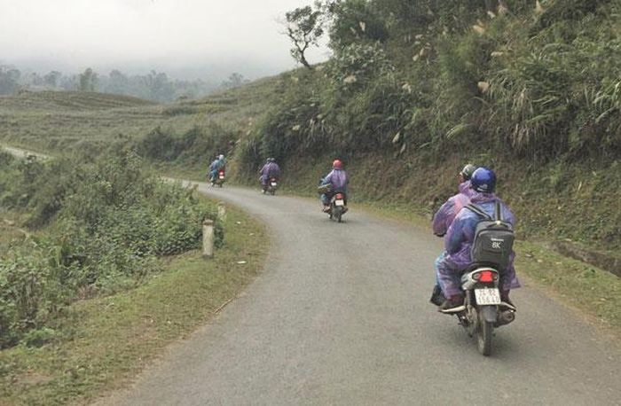 Từng đoàn du khách ngược dốc lên Y Tý tận hưởng vẻ đẹp mùa xuân.