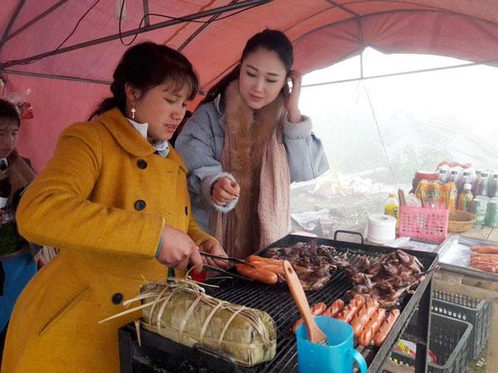Du khách cùng tham gia làm “đầu bếp” tự phục vụ gia đình.