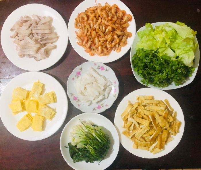 Nguyên liệu là tổng thể của các màu xanh, đỏ, vàng, trắng