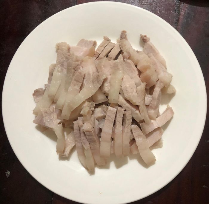 Có thể thay thịt ba chỉ bằng giò lụa