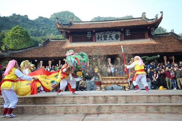 Biểu diễn phục vụ khách du xuân tại Khu di tích danh thắng chùa Hương ngày 30-1 (ảnh: Quang Vinh)