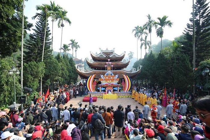 Đông đảo khách thập phương đổ về chùa Hương trong ngày khai hội