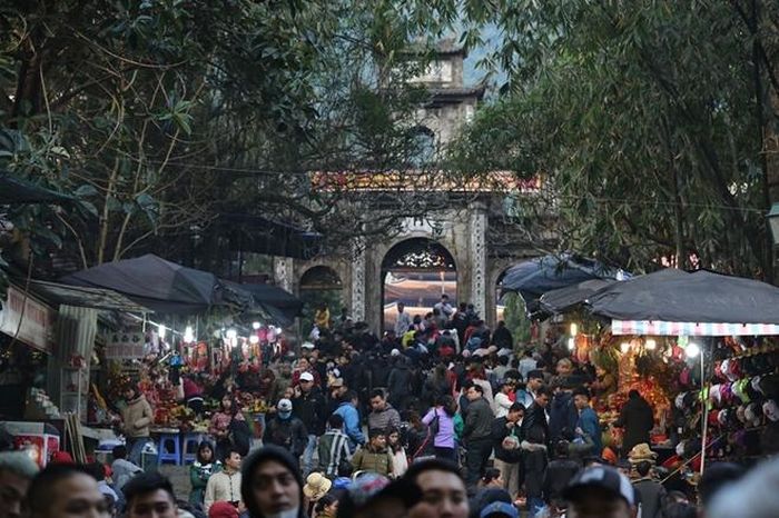 Lối vào luôn chật kín bước chân du khách (ảnh: Quang Vinh)
