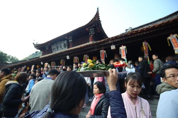 Khách chen chân dâng lễ (ảnh: Quang Vinh)