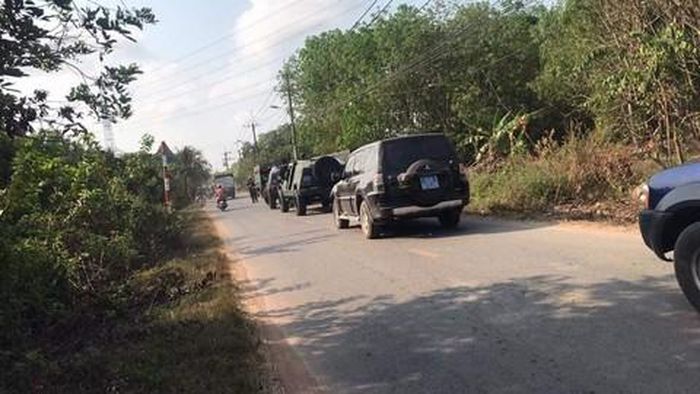 Xe của lực lượng công an phục vụ việc vây bắt đối tượng