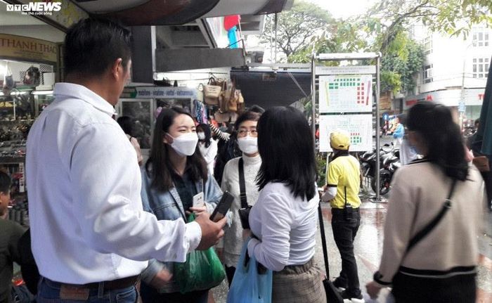 Du khách đeo khẩu trang khi đến tham quan, mua sắm tại chợ Hàn, Đà Nẵng.