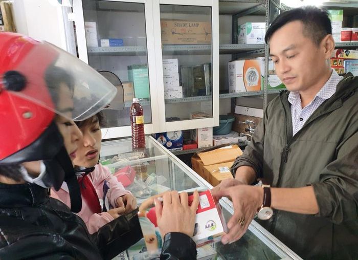 Người dân Đà Nẵng mua khẩu trang để phòng chống bệnh viêm phổi do virus corona.