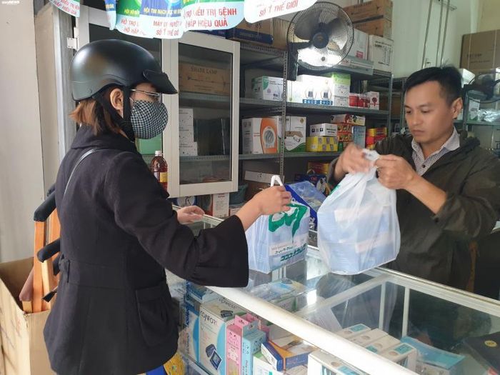 Người dân Đà Nẵng mua khẩu trang y tế để phòng chống dịch viêm phổi do virus corona.