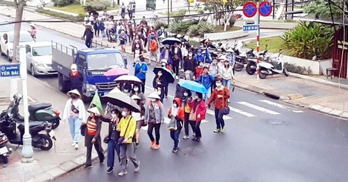 Hầu hết du khách đeo khẩu trang khi dạo phố Đà Nẵng dù thành phố công bố chưa ghi nhận trường hợp nào nhiễm bệnh viêm phổi do virus corona.