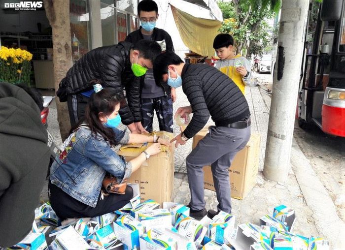 Đoàn du khách Trung Quốc mua hàng nghìn khẩu trang tại Đà Nẵng, đóng thùng để chuyển về nước.