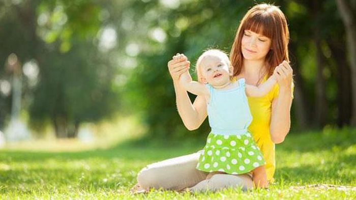 Thường xuyên cho trẻ tắm nắng cũng là cách tốt để chuyển hóa canxi ở trẻ (ảnh minh họa)