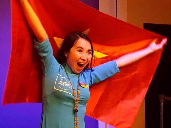 Cô giáo Trần Thị Thúy nhận giải đặc biệt của Diễn đàn Giáo dục toàn cầu Microsoft 2017.