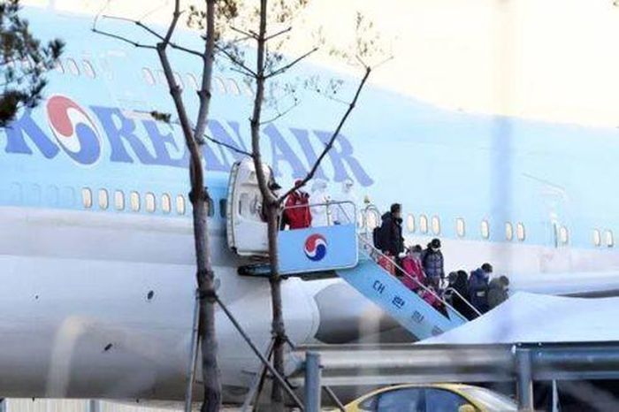 Chiếc máy bay đầu tiên sơ tán công dân Hàn Quốc khỏi Vũ Hán hạ cánh xuống sân bay quốc tế Gimpo